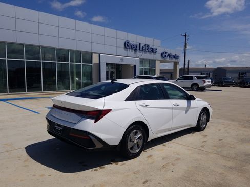 New 2026 Hyundai Elantra SE FWD image 7