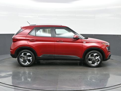 Used 2025 Hyundai Venue Limited image 7