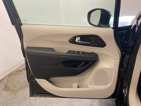 Used 2023 Chrysler Pacifica Limited FWD image 23