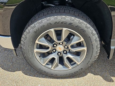 New 2025 Chevrolet Silverado 1500 LT image 24