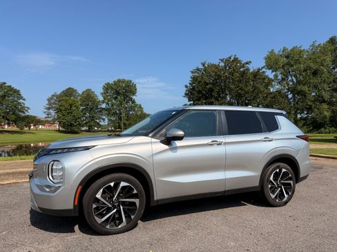 Used 2024 Mitsubishi Outlander SE AWD/4WD image 1