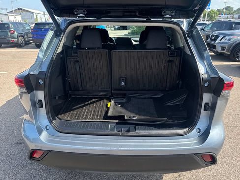 Used 2023 Toyota Highlander LE FWD image 9