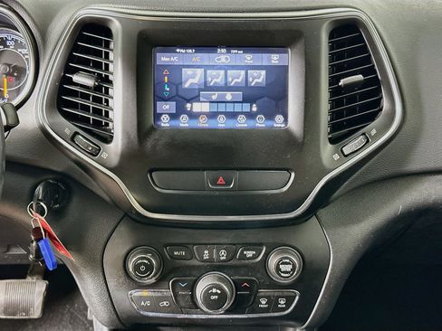 Used 2019 Jeep Cherokee Latitude w/ Cold Weather Group AWD/4WD image 22