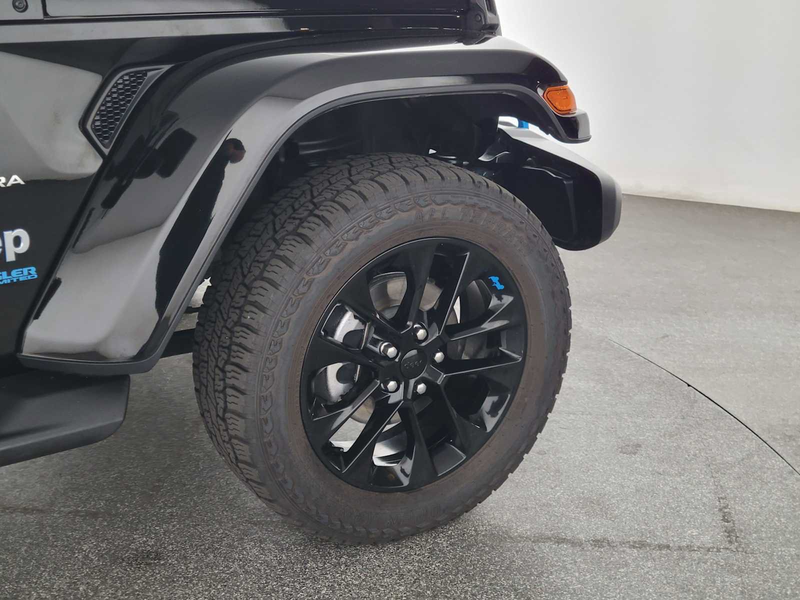Used 2022 Jeep Wrangler Unlimited Sahara AWD/4WD image 9