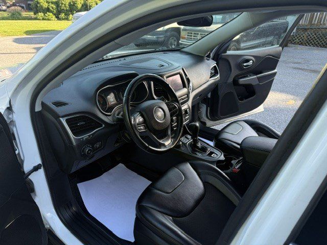 Used 2019 Jeep Cherokee Latitude Plus AWD/4WD image 7