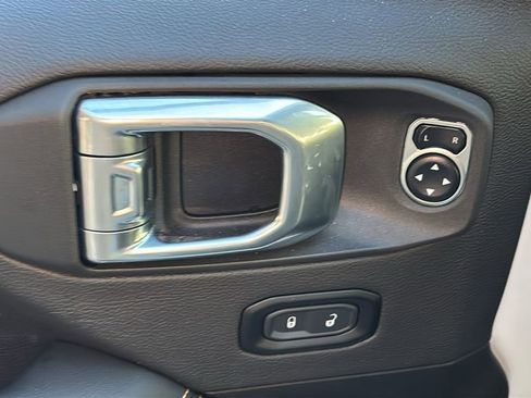 Used 2024 Jeep Wrangler Sahara image 8