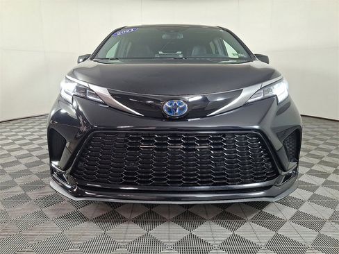 Used 2021 Toyota Sienna XSE w/ XSE Plus Package image 5