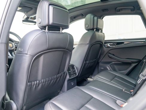 Certified 2025 Porsche Macan image 20