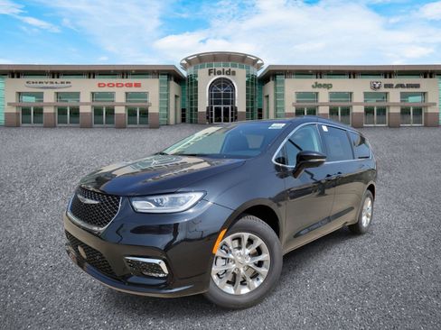 New 2022 Chrysler Pacifica Touring-L w/ Uconnect Theater Family Group image 1