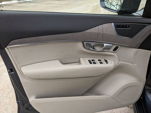 Certified 2025 Volvo XC90 T8 Plus w/ Protection Package Premier image 9