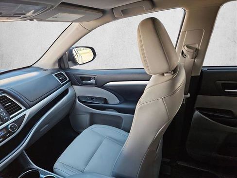Used 2016 Toyota Highlander XLE AWD/4WD image 5