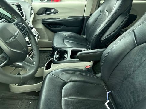 Used 2022 Chrysler Pacifica Touring-L FWD image 28