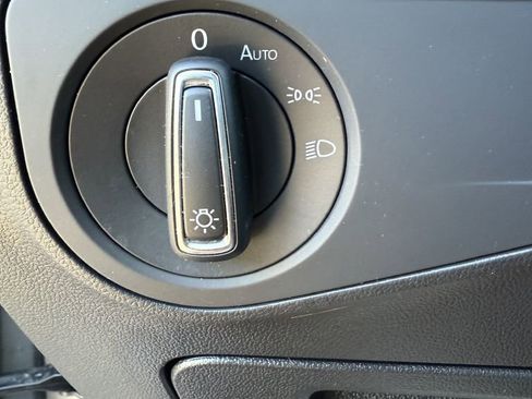 Used 2021 Volkswagen Tiguan SE w/ Panoramic Sunroof Package image 27