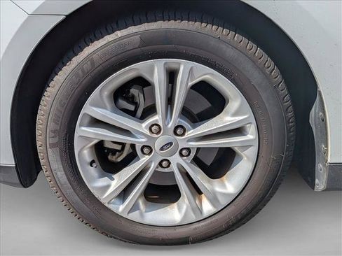 Used 2017 Ford Taurus SE FWD image 18