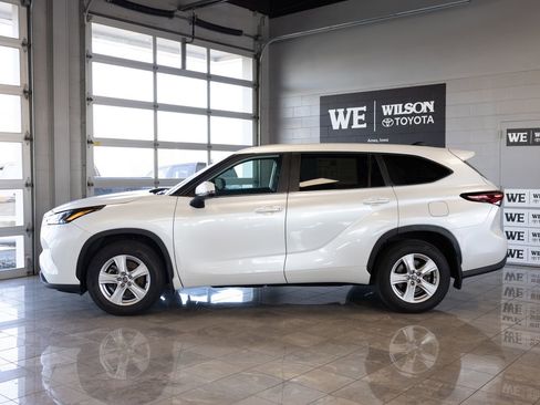 Used 2024 Toyota Highlander LE AWD/4WD image 1