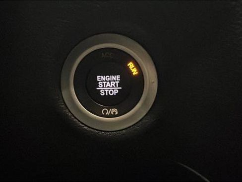 Used 2025 Chrysler Pacifica Limited image 24