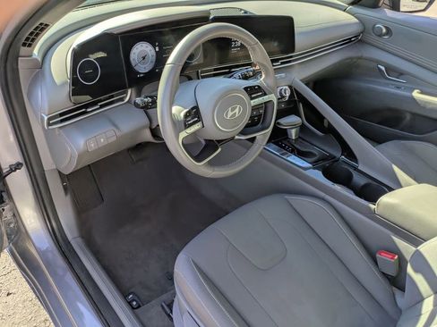 Used 2025 Hyundai Elantra SEL image 17