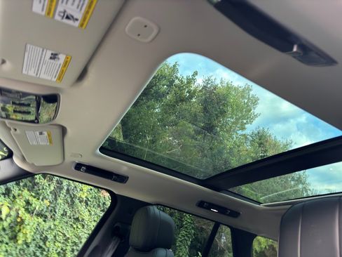 New 2025 Land Rover Range Rover SE image 13