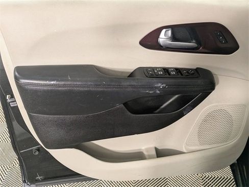 Used 2017 Chrysler Pacifica Limited w/ UConnect Theater Package image 14