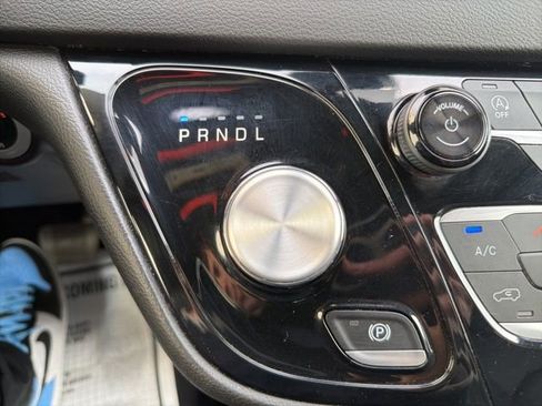 Used 2025 Chrysler Pacifica Select image 21