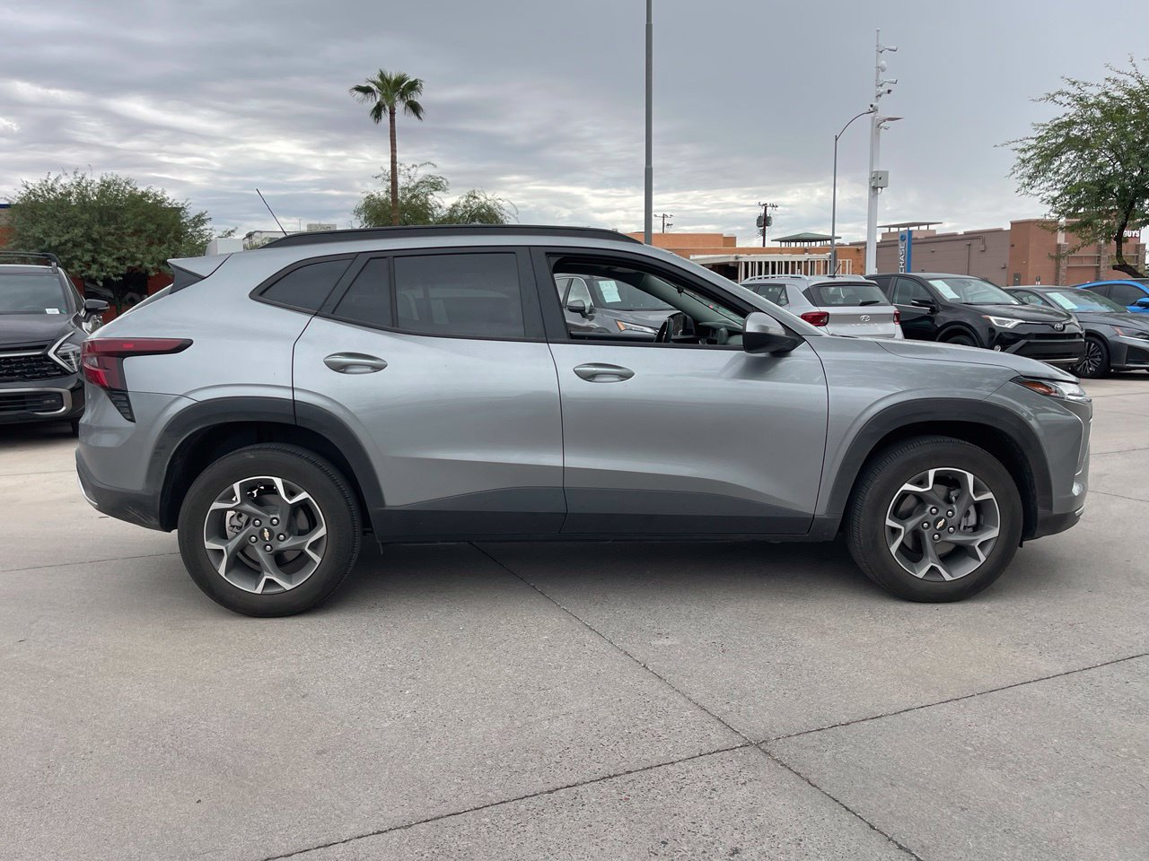 Used 2025 Chevrolet Trax LT w/ LT Convenience Package FWD image 3