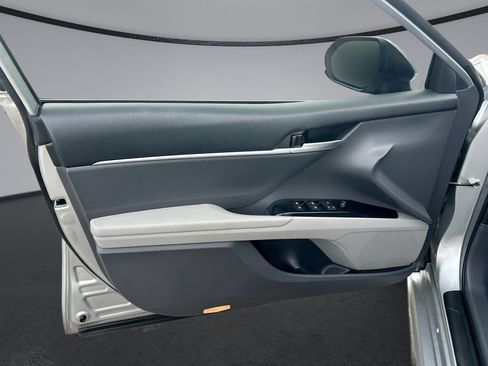 Used 2019 Toyota Camry SE FWD image 14