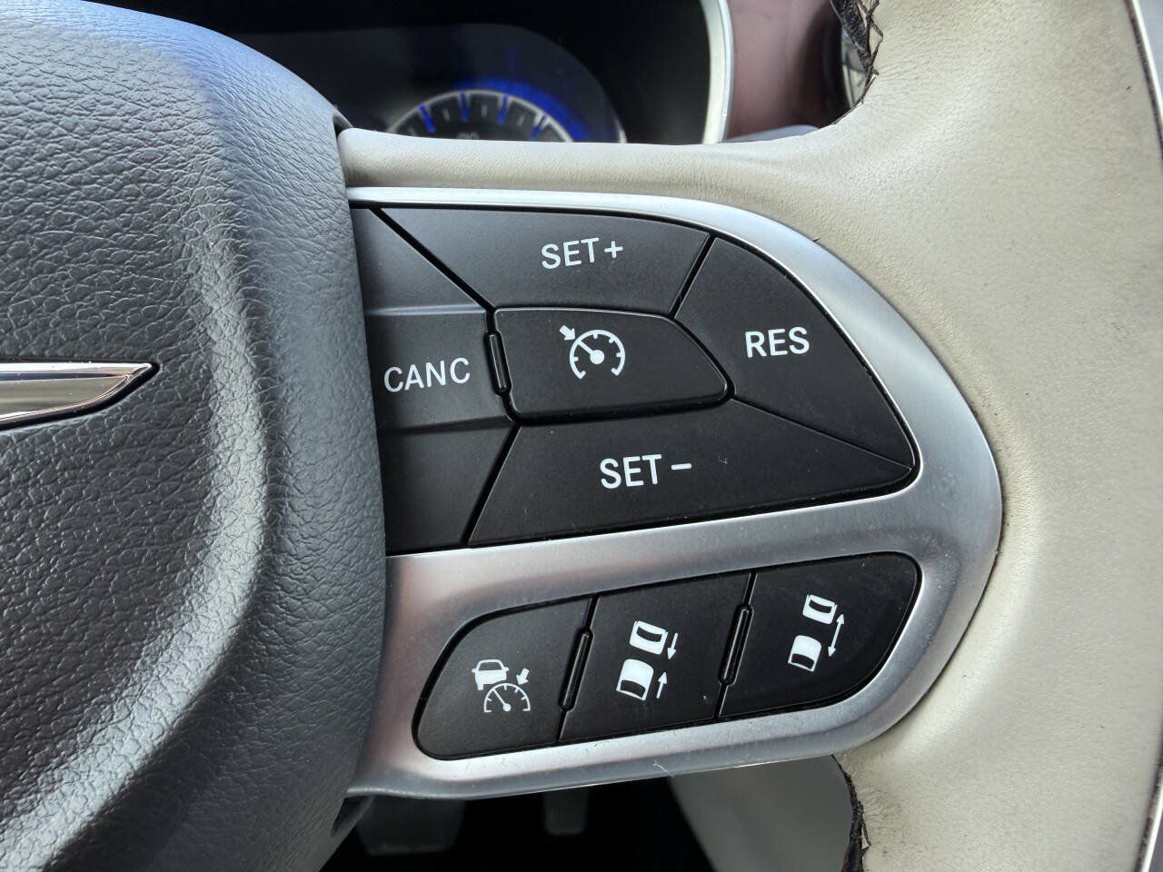 Used 2017 Chrysler Pacifica Limited w/ UConnect Theater Package FWD image 27