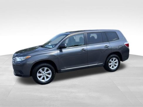 Used 2013 Toyota Highlander FWD w/ Cold Weather Pkg image 23
