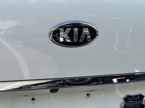 Used 2018 Kia Sedona LX FWD image 43