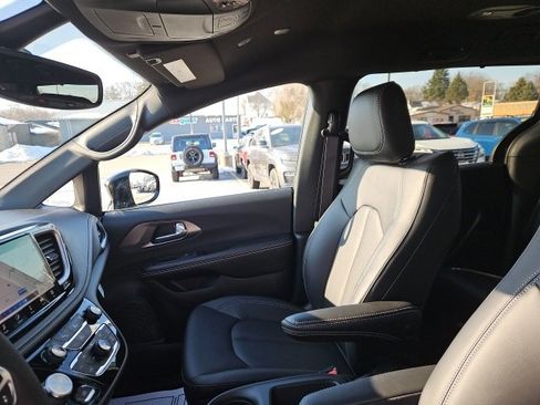 New 2026 Chrysler Pacifica Select image 35
