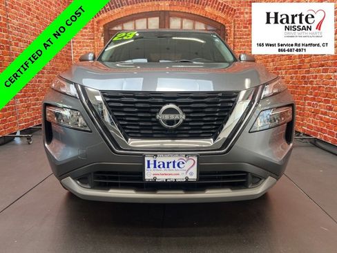 Used 2023 Nissan Rogue SV image 2