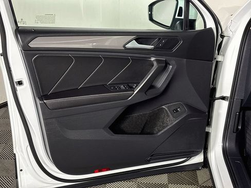Certified 2024 Volkswagen Tiguan SE w/ Panoramic Sunroof Package AWD/4WD image 11