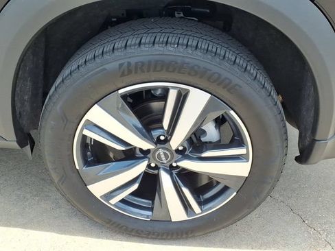 Used 2025 Nissan Rogue SL AWD/4WD image 7