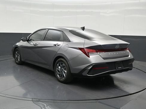 Used 2024 Hyundai Elantra SEL FWD image 3