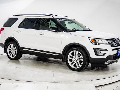 Used 2017 Ford Explorer XLT w/ Equipment Group 202A AWD/4WD image 12