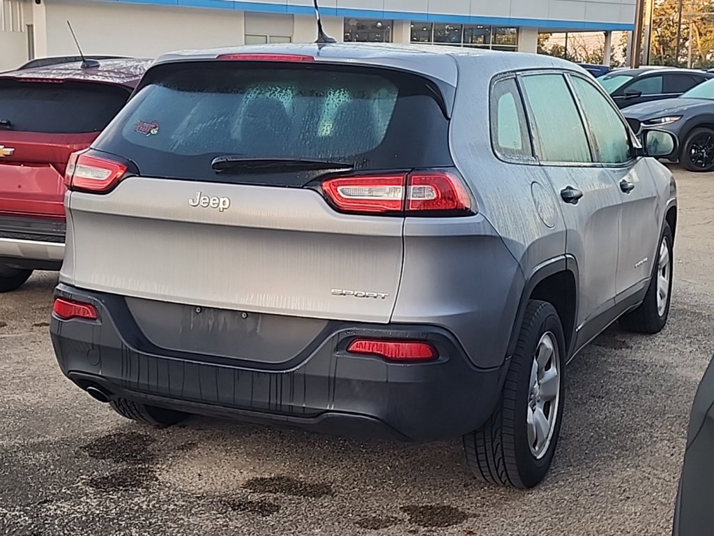 Used 2015 Jeep Cherokee Sport FWD image 2