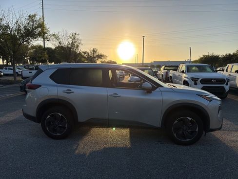 Used 2025 Nissan Rogue SV image 6