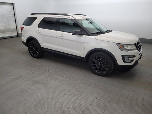 Used 2017 Ford Explorer XLT w/ Equipment Group 202A AWD/4WD image 11