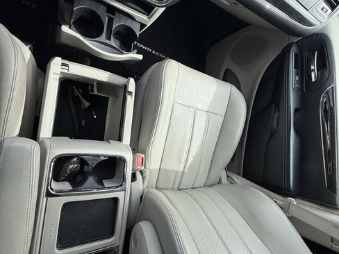 Used 2013 Chrysler Town & Country Touring-L w/ Driver Convenience Group FWD image 26