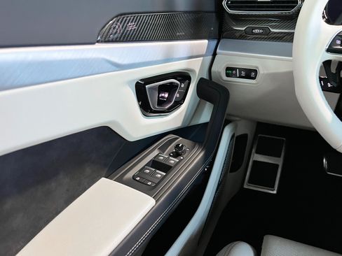 Used 2021 Lamborghini Urus AWD/4WD image 42