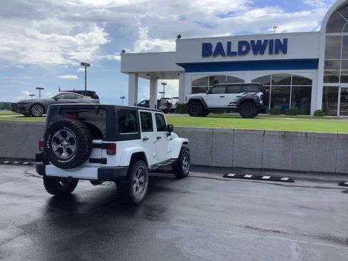 Used 2016 Jeep Wrangler Unlimited Sahara w/ Connectivity Group AWD/4WD image 7
