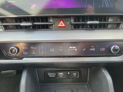 Used 2025 Kia Sportage EX image 22