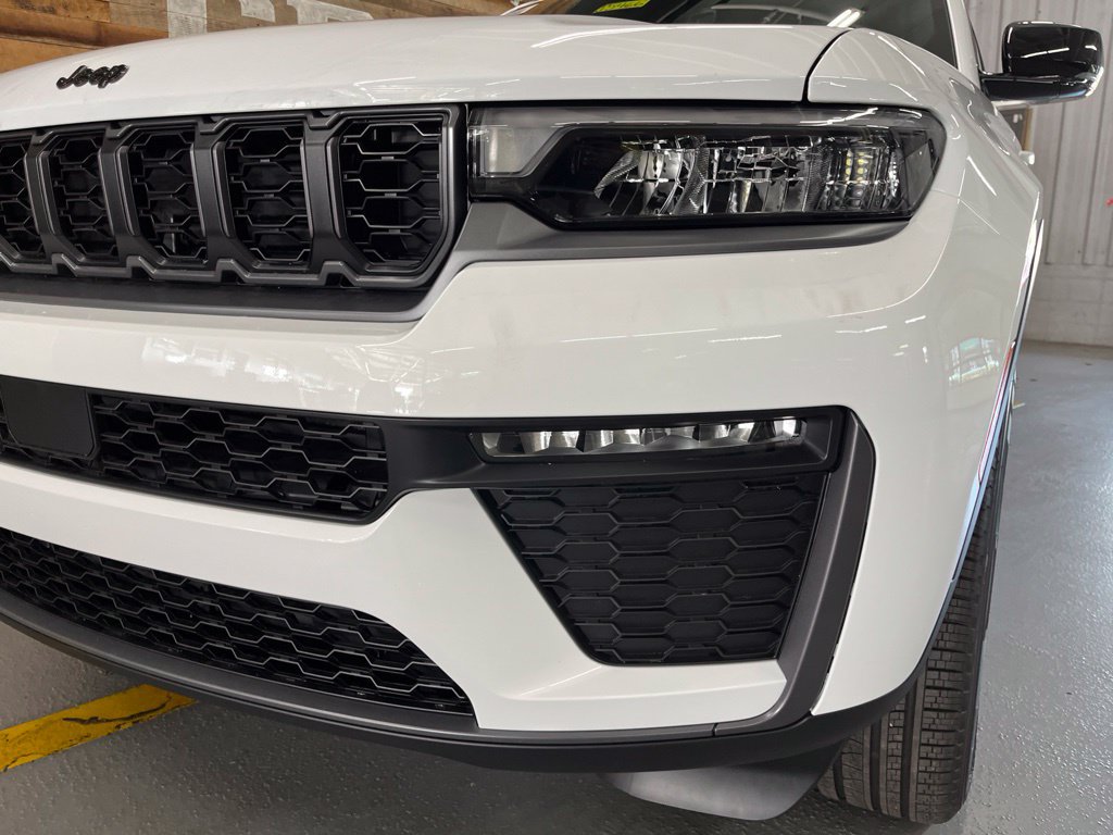 New 2026 Jeep Grand Cherokee Limited w/ Limited Altitude Package AWD/4WD image 8