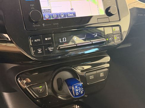 Used 2018 Toyota Prius Three Touring FWD image 18