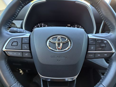 Used 2020 Toyota Highlander XLE FWD image 11