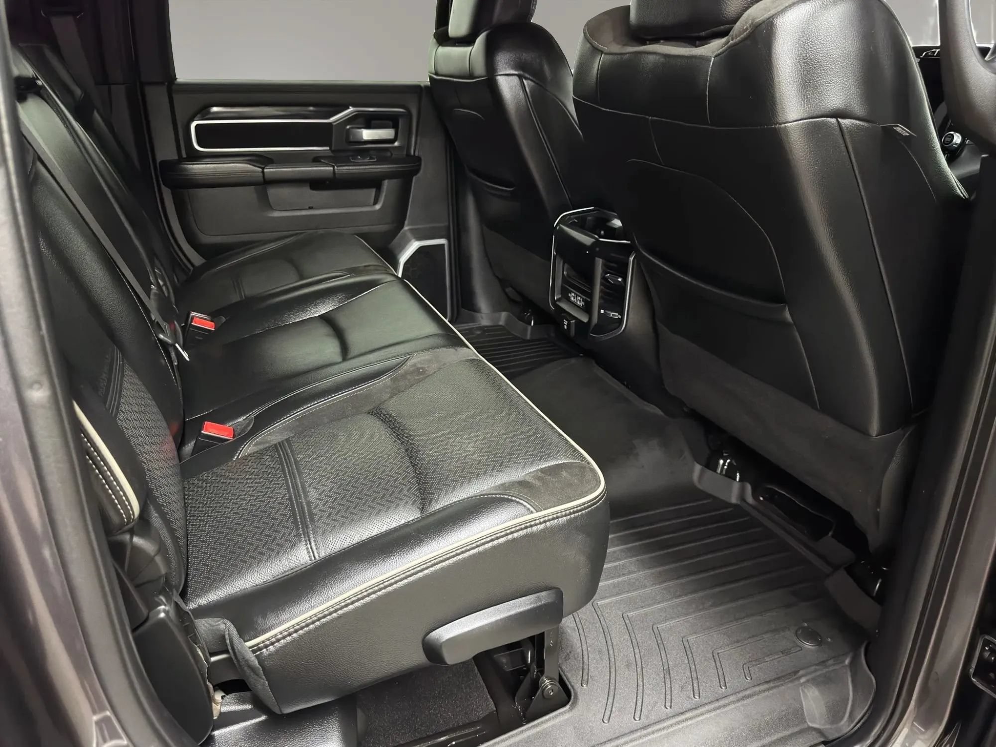 Used 2022 RAM 2500 Laramie w/ Night Edition AWD/4WD image 17