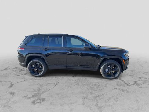 New 2025 Jeep Grand Cherokee Limited w/ Black Appearance Package image 9