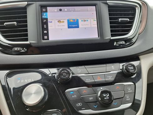 Used 2023 Chrysler Voyager LX image 10