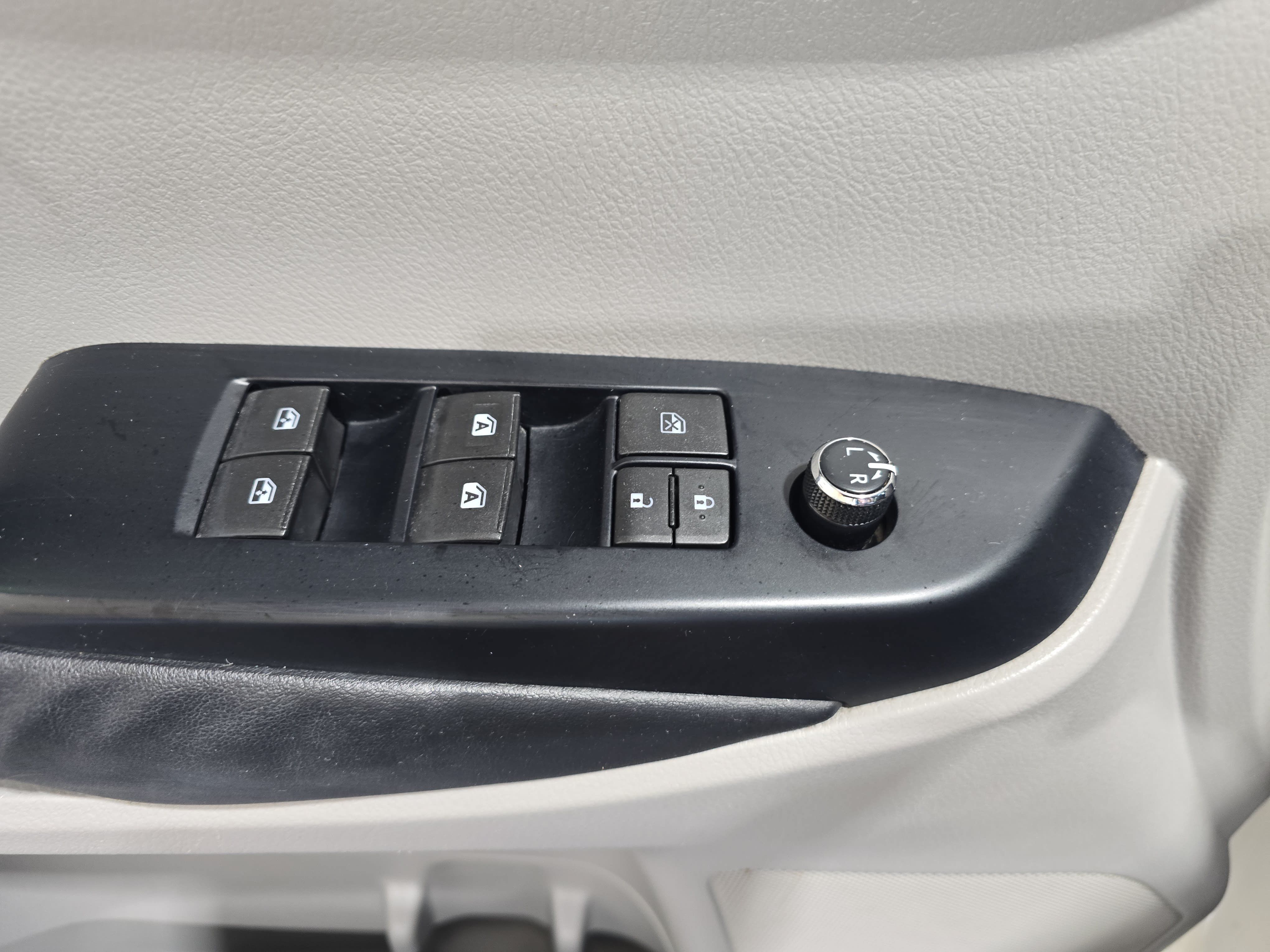Used 2015 Toyota Highlander XLE FWD image 27