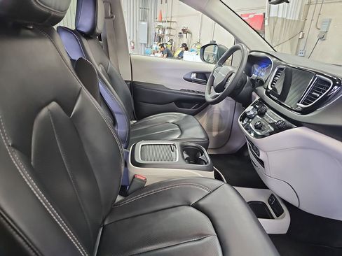 Used 2023 Chrysler Pacifica Touring-L FWD image 10